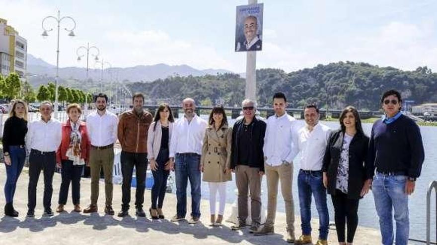 La candidatura del PP en Ribadesella, con Paulo García en el centro.