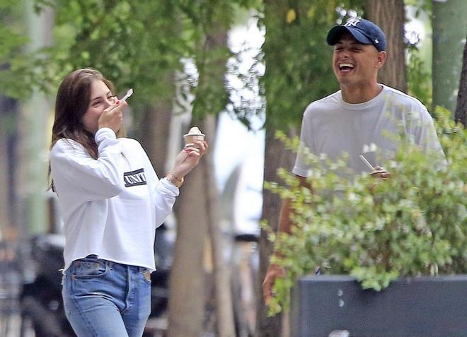 Chicharito y Andrea Duro se comen un helado juntos