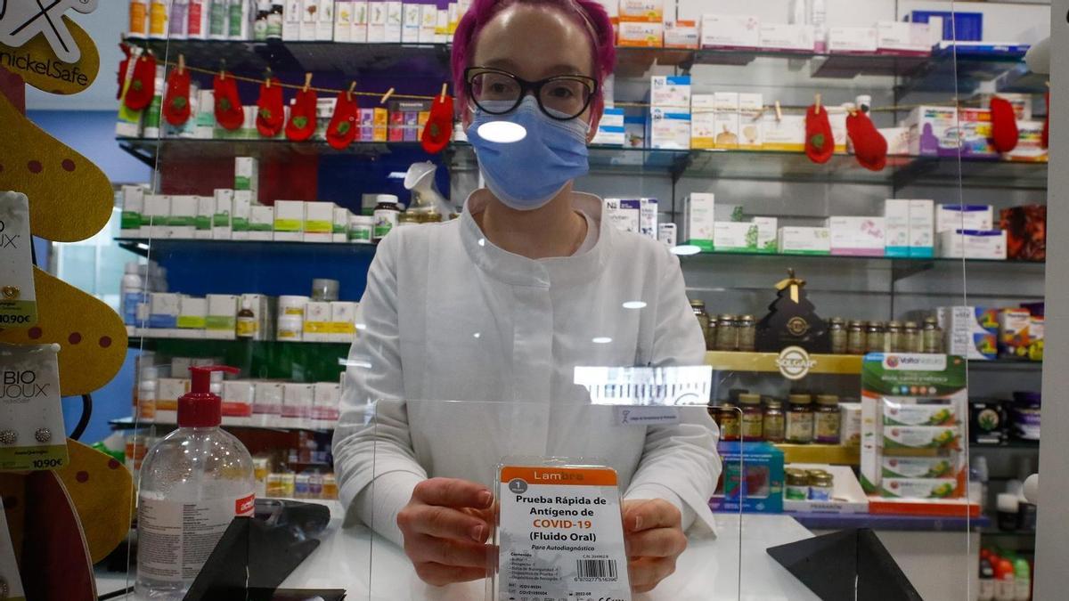 Una farmacéutica de Vilagarcía muestra un test de saliva para detectar el COVID