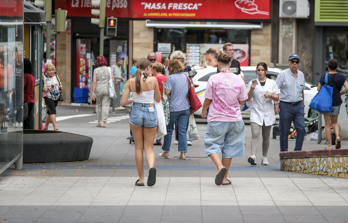 Gente caminando por la calle.