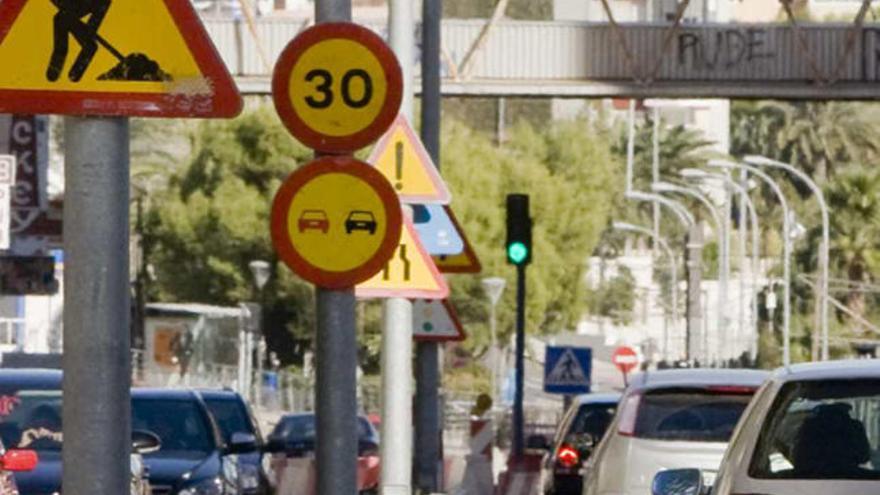 Los vehículos circulan desde ayer en ambos sentidos por la avenida de Villajoyosa.