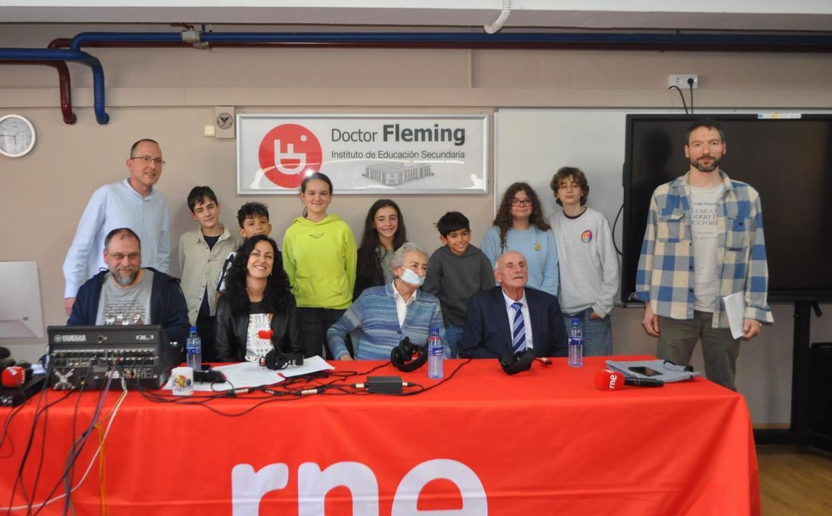 Participantes en el programa, con Laura González e Isidro Fernández Rozada sentados a la derecha.