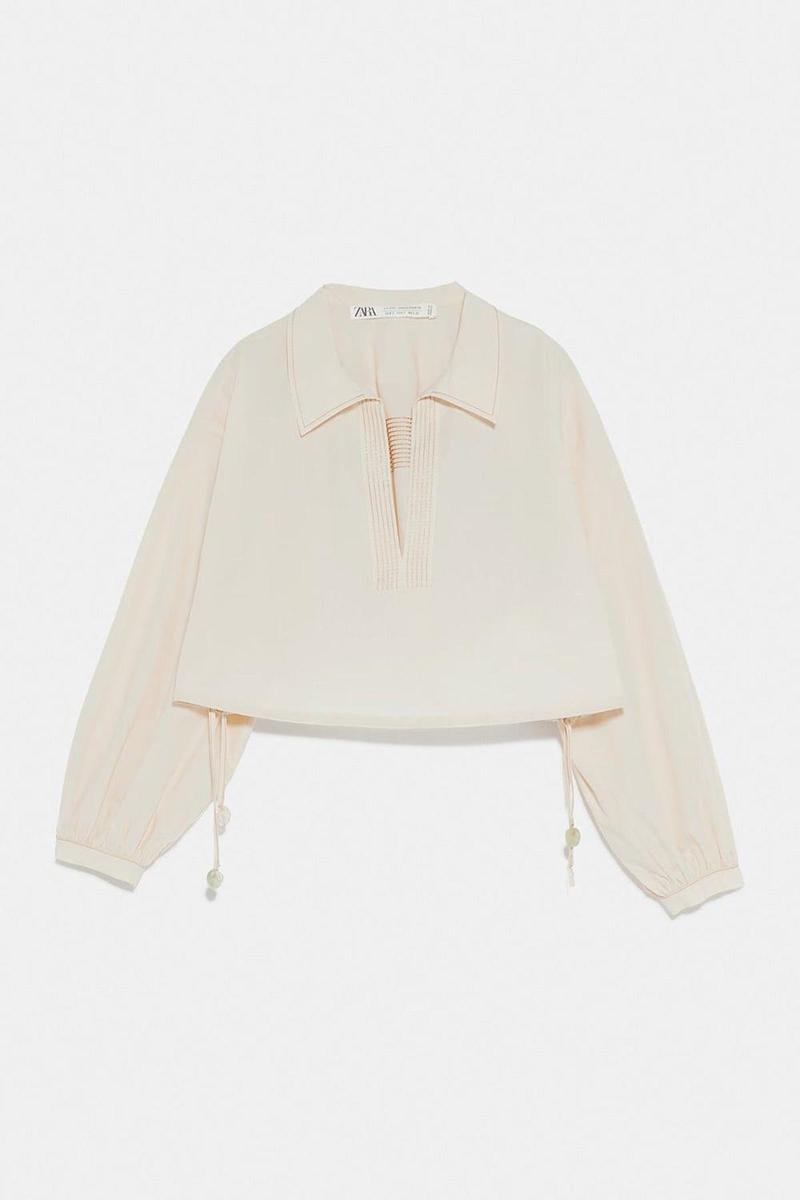 Zara Studio blusa cropped con escote en pico (Precio: 39,95 euros)