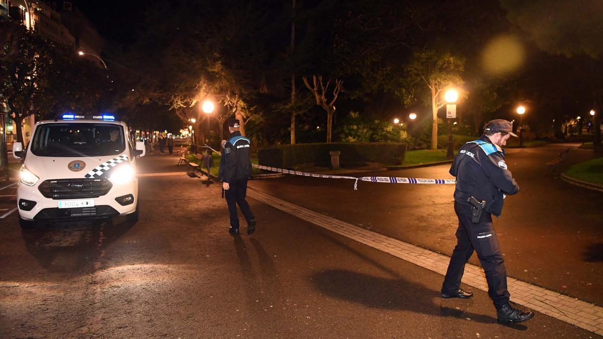 Policías cierran los jardines de Méndez Núñez para que no se celebre botellón.