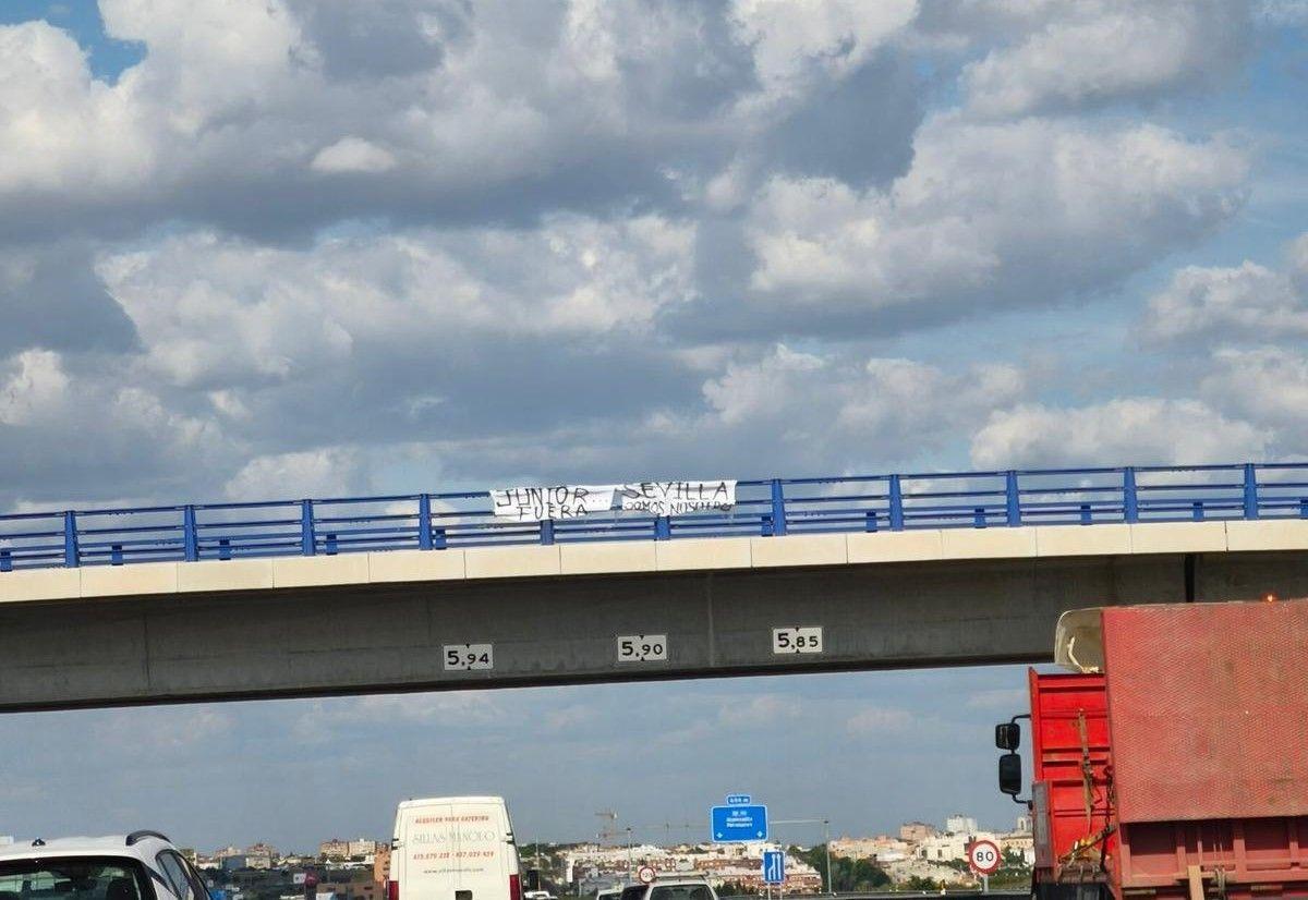 Banner with the motto "Junior outside, Seville is us".