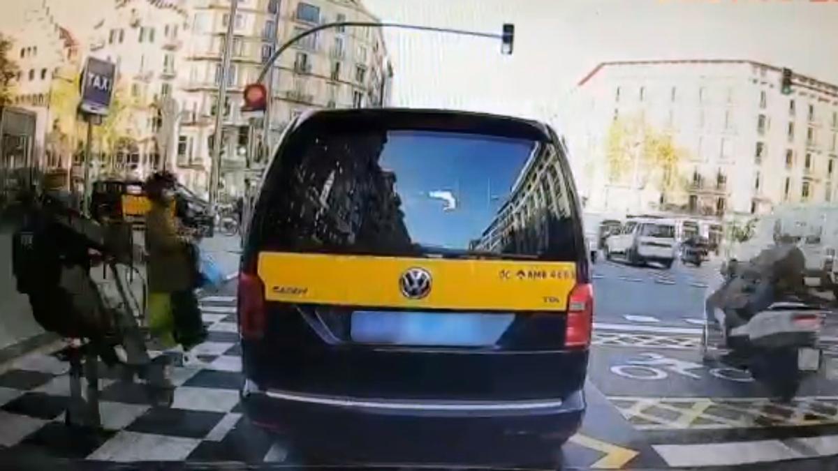 Un patinete atropella a una mujer en la calle de Aragó de Barcelona