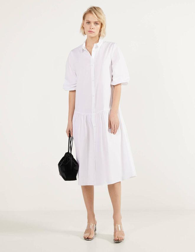 Vestido blanco de popelín, de las rebajas de Bershka