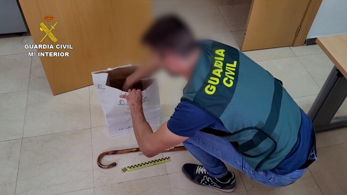 Un agente del Área de Investigación de la Guardia Civil de Novelda.