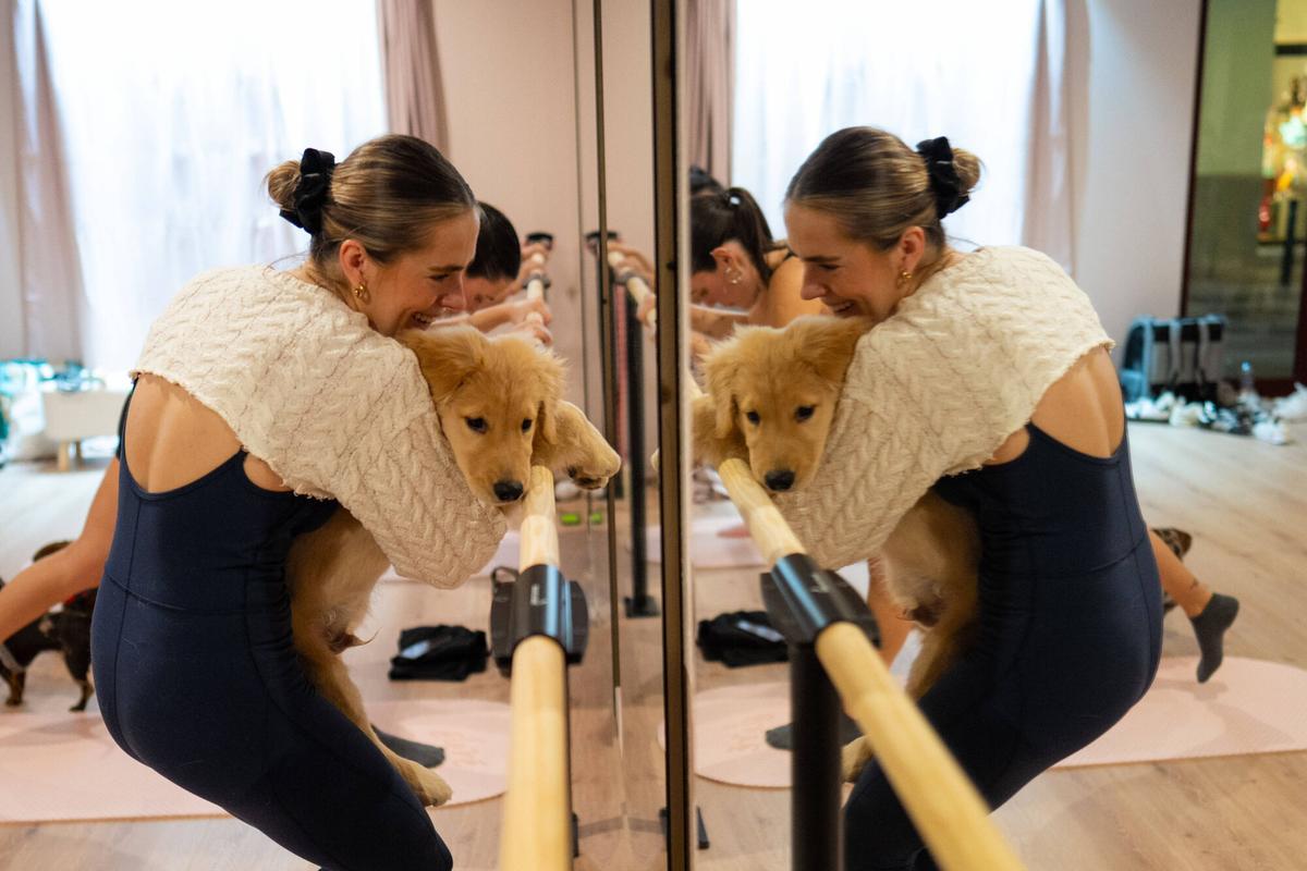 Barcelona 16/02/2026. Sociedad. Apertura de Élevé Barré Studio, un nuevo espacio pet friendly donde se practica fitness de barre acompañado de perros, combinando ejercicio y bienestar animal. Foto: Zowy Voeten / El Periódico.