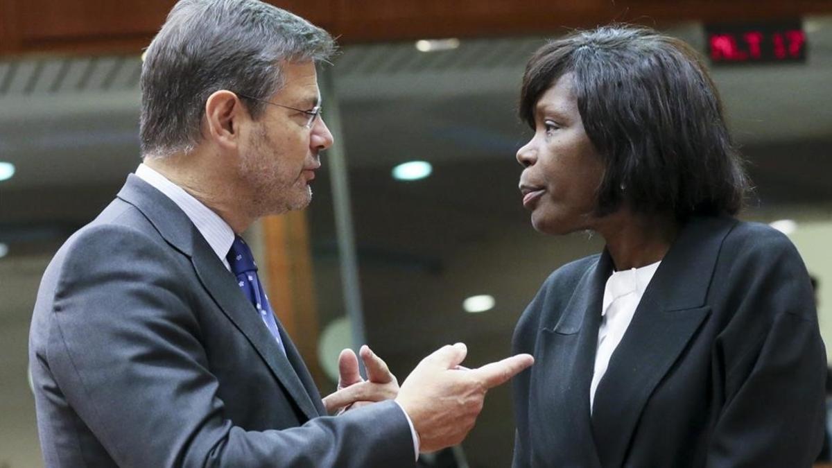 Catalá habla con su colega portuguesa Francisca van Dunem en Bruselas.