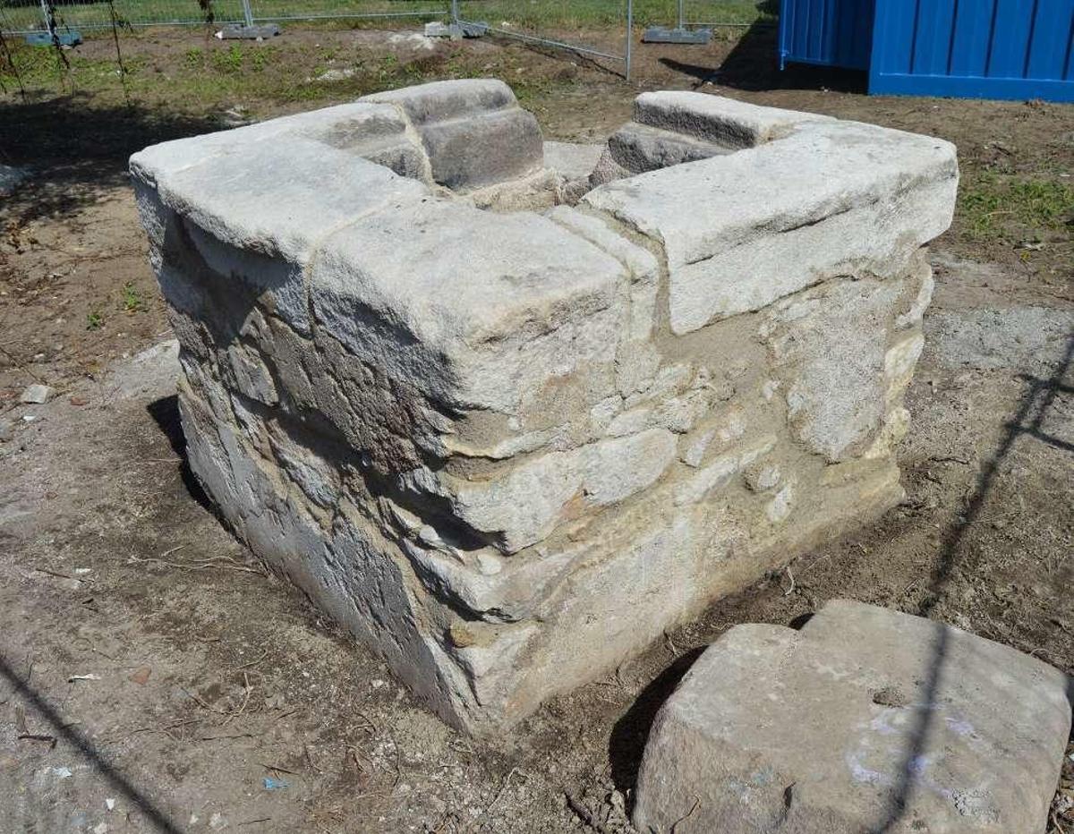 El Concello recupera una arqueta de la red de agua del s. XVIII y busca más piezas