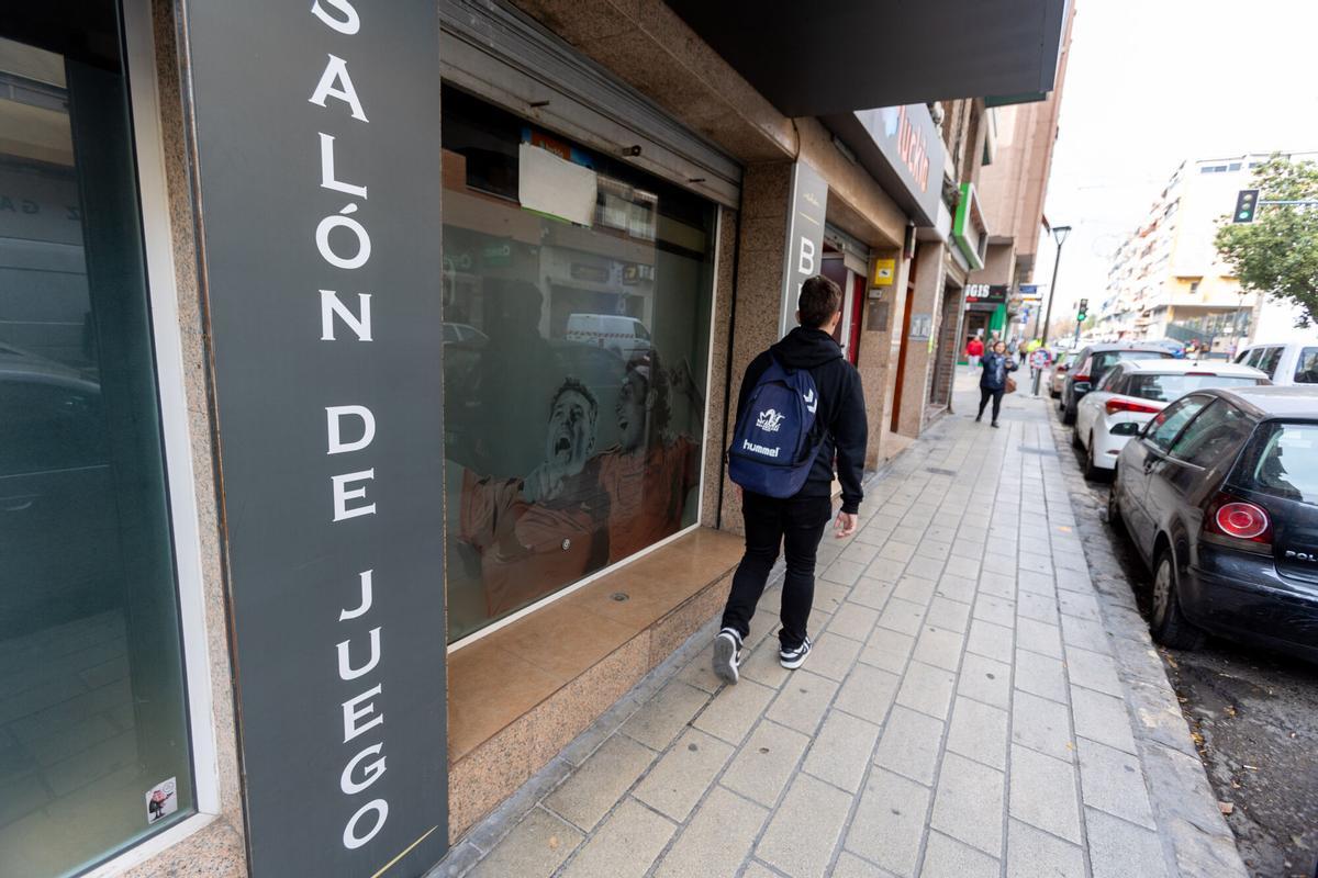 Un estudiante pasa por delante de un salón de juego en Alicante.