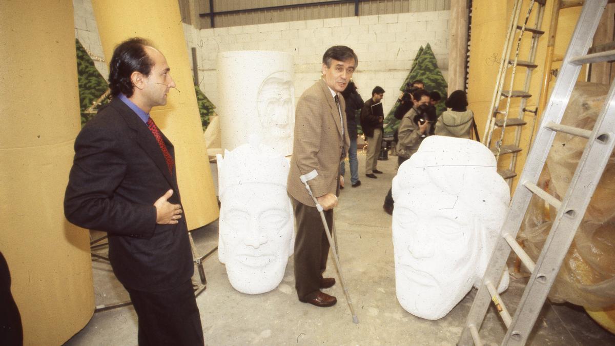 El exalcalde de Vigo, Manuel Pérez, y el exconcejal de Comercio, Ramón Cortegoso, visitando en 1995 el taller en el que se construyeron las figuras de los Reyes Magos.