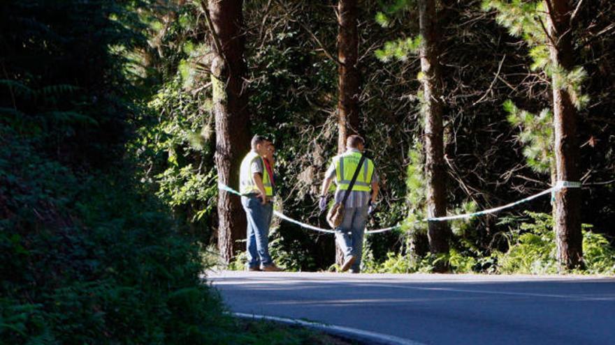 Agentes de la Guardia Civil vigilan la zona donde fue hallado el cadáver.