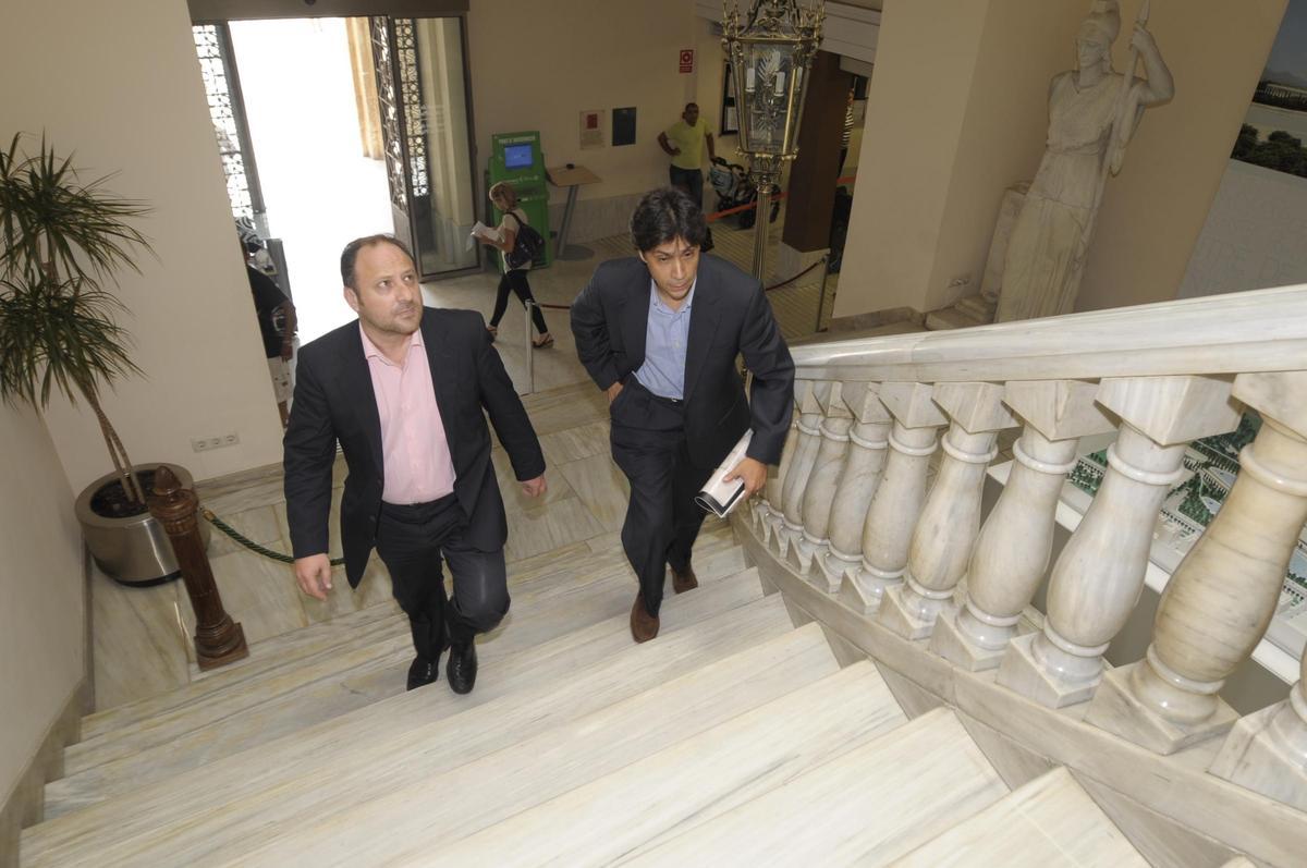 El expresidente Laparra (ya fallecido) y Blasco llegan a una reunión en el Ayuntamiento de Castellón, en 2010.