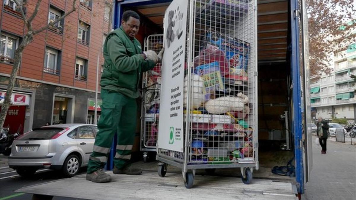 Visita a un punt verd de l Ajuntament donde se hara reciclaje de juguetes estas navidades