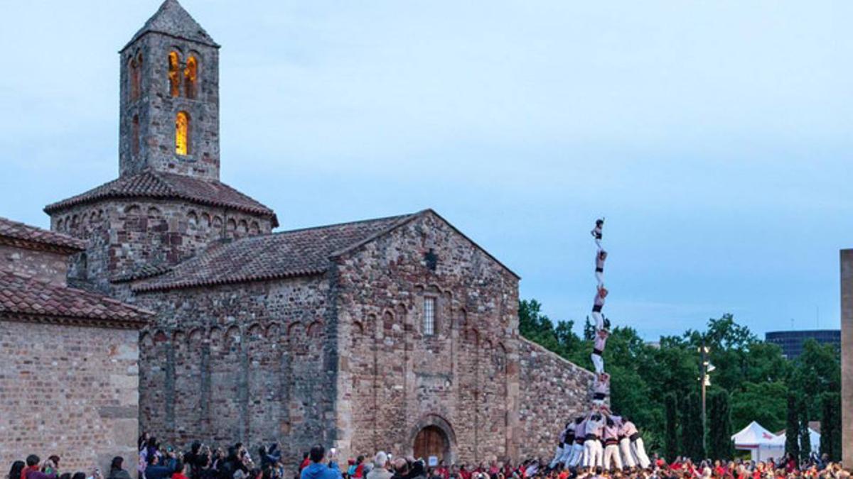 Minyons llevan un 'pilar de quatre' caminando desde la Creu Gran hasta las Esglésies de Sant Pere