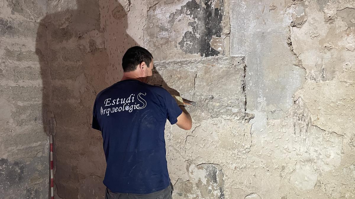 Un operario realiza las catas en el interior del campanario.