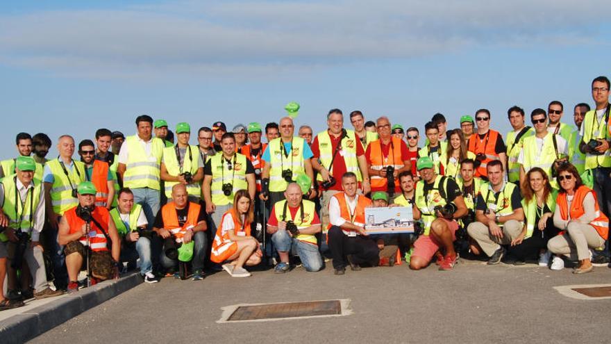 Foto de grupo del &quot;II Spotters Day&quot; celebrado en el Aeropuerto de Alicante-Elche