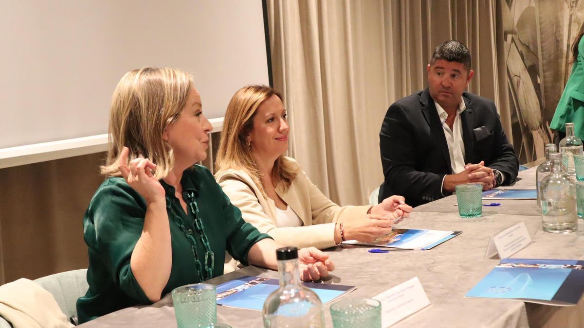 Ana Oramas, Rosa Dávila y Roberto Ucelay durante la reunión celebrada en la sede del CEST.