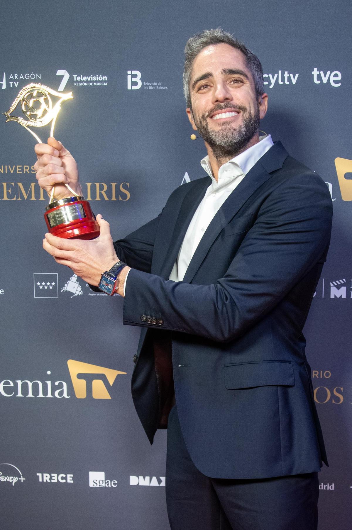 El periodista Roberto Leal con uno de los Premios Iris que otorga la Academia de la Televisión.