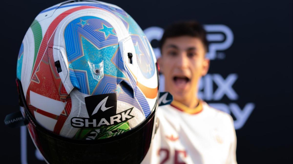 Raúl Fernández luce el casco más futbolero de la parrilla... con guiño ...