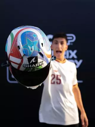Raúl Fernández luce el casco más futbolero de la parrilla... con guiño al Mundial