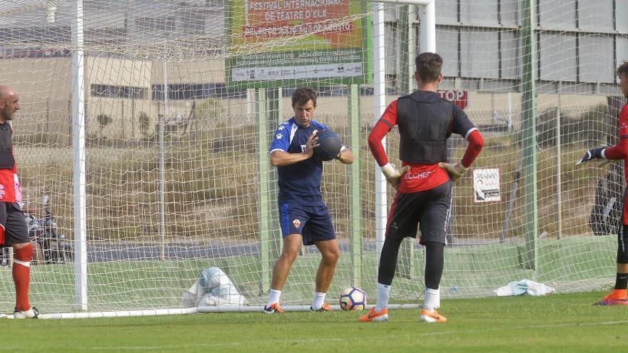 Satoca, durante el entrenamiento del primer equipo junto a Juanma y José Juan