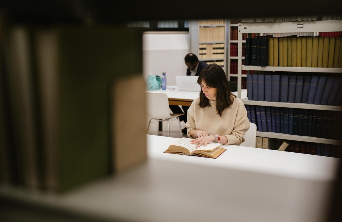 En los pasillos la gente susurra y no se escucha nada que no sea el sonar del cronómetro o las hojas.