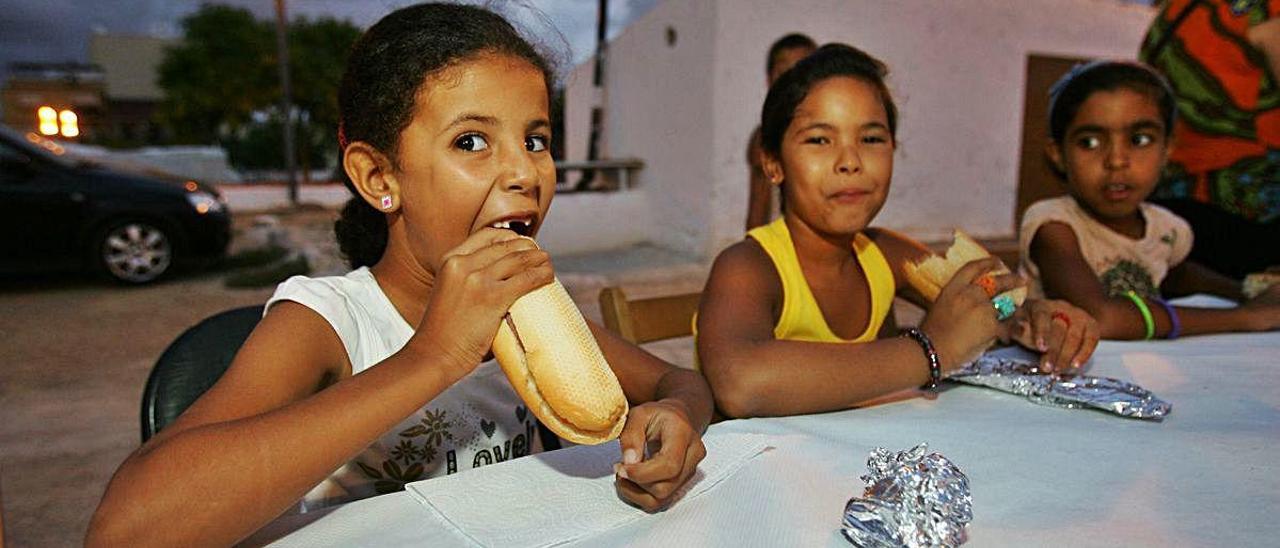 Tres niñas saharauis, en una actividad en Paterna.