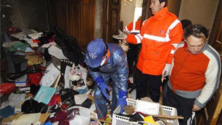 Operarios del servicio de limpieza de Cáceres retiran 4.500 kilos de basura de la vivienda de &#039;Eusebio el batería&#039;