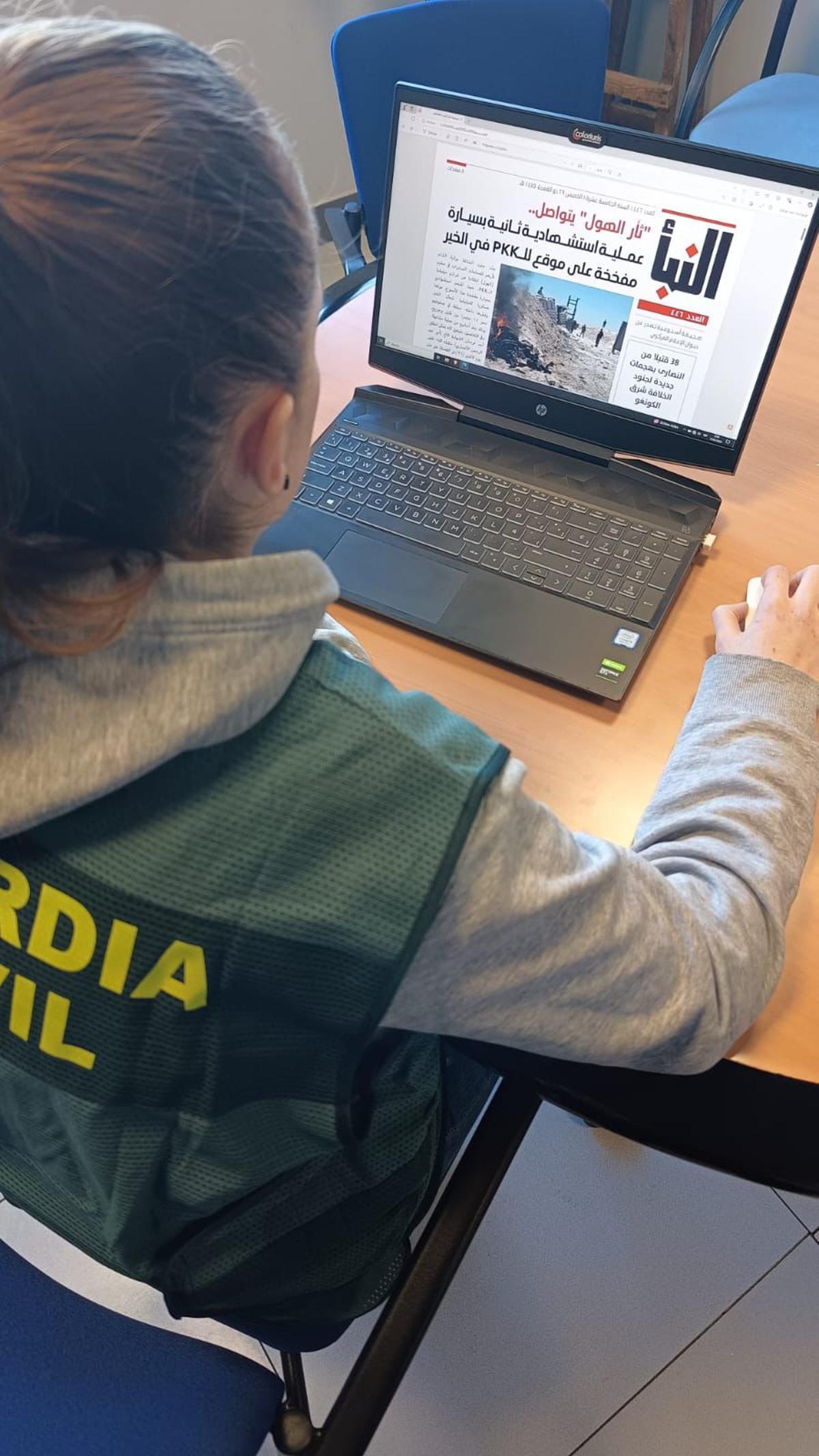 Una agente del servicio de Información de la Guardia Civil revisa una página de propaganda yihadista.