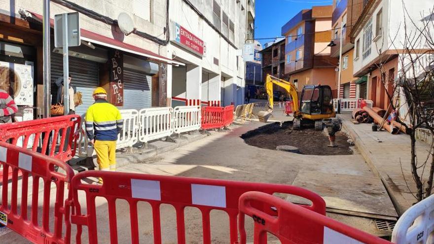 Trabajos en la vía durante la mañana de ayer.   | S. ÁLVAREZ