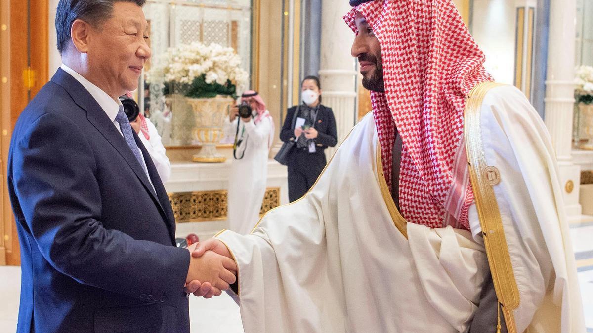 El príncipe saudí Mohammed bin Salman estrecha la mano del presidente chino, Xi Jinping, durante su encuentro este viernes en Riad. /