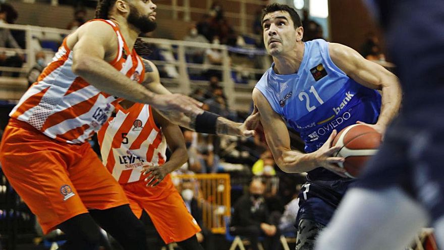 Saúl Blanco dice adiós tras la derrota del Oviedo Baloncesto: “No todo el mundo tiene la suerte de retirarse en su ciudad”