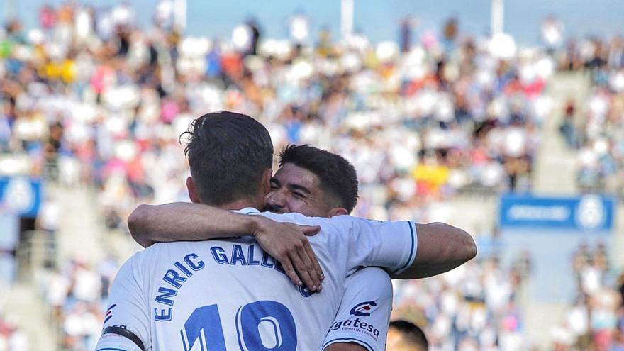 Enric y Waldo se felicitan por uno de los goles del Tenerife. | | MARÍA PISACA