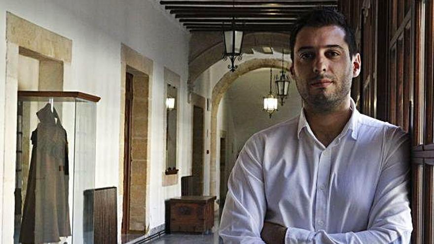 El diputado de Ciudadanos, David Carrión, posa por los pasillos del claustro de la Diputación.