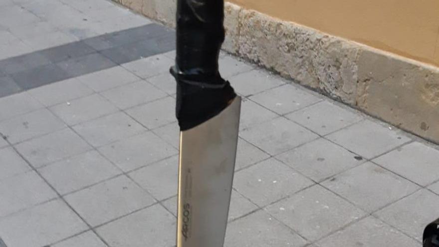 El cuchillo que portaba el hombre al ser detenido.