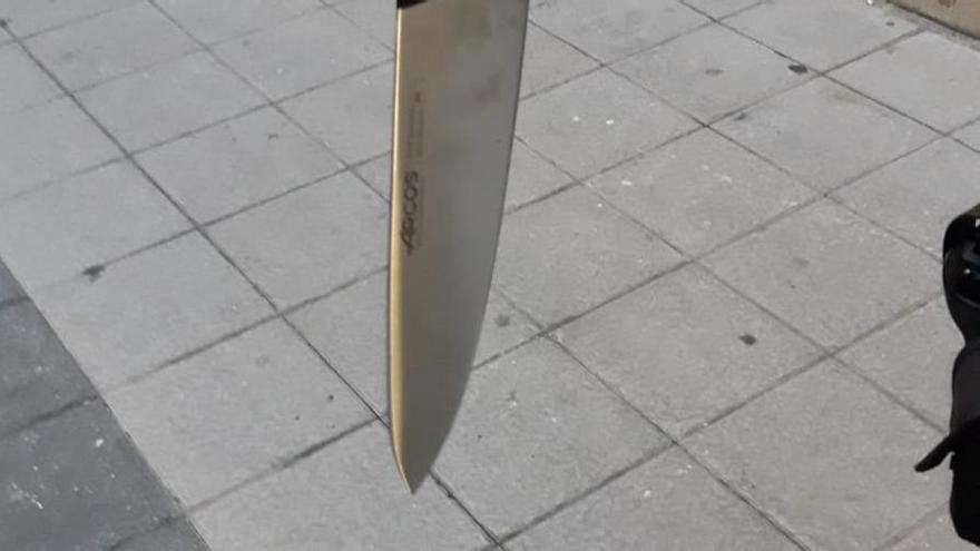 El cuchillo que portaba el hombre al ser detenido.