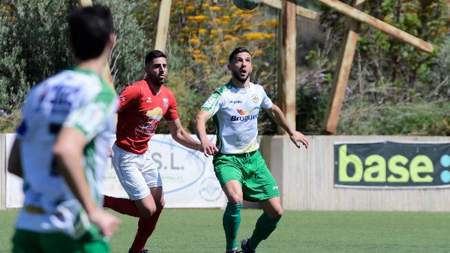 Santi, autor del primer gol del cuadro satauteño, controla el balón poco antes de marcar.