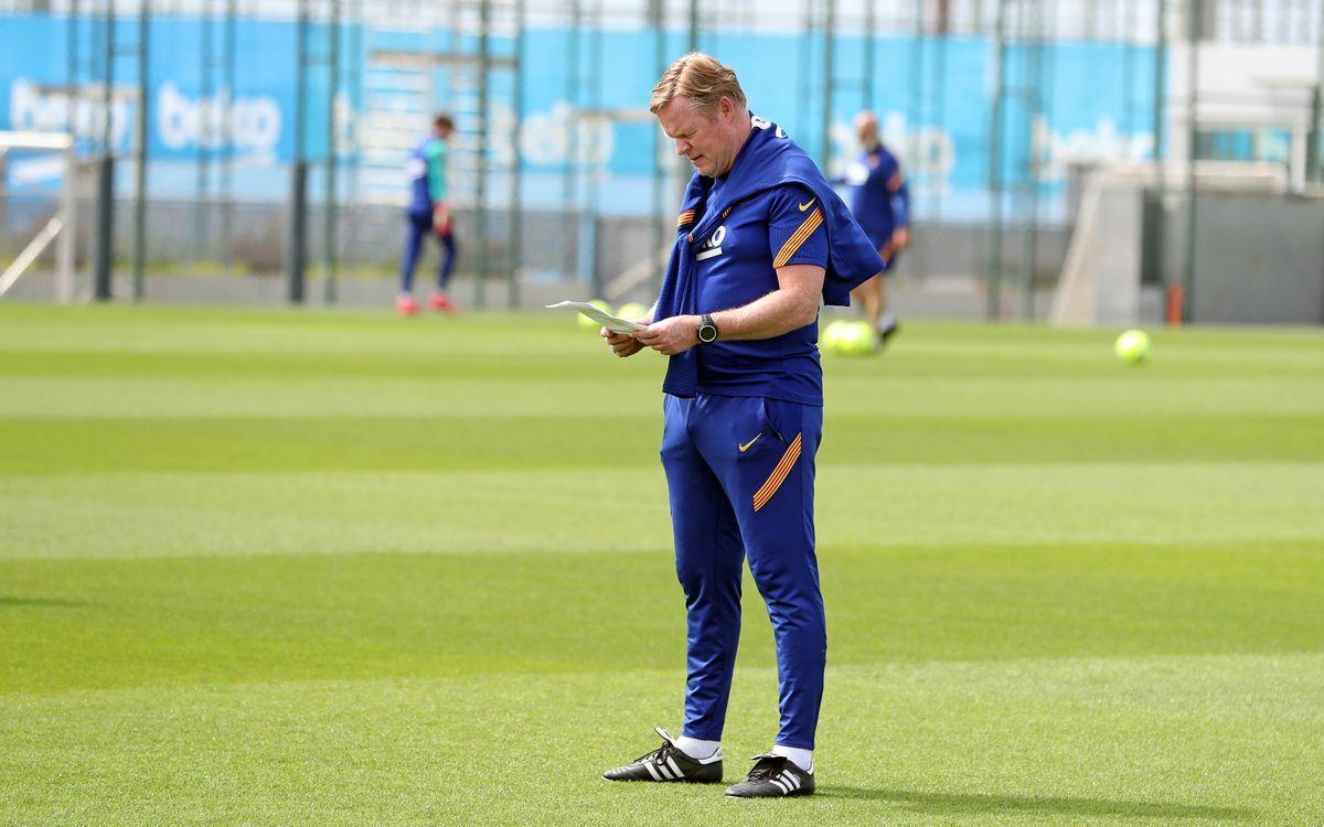 Koeman, en un entrenamiento del Barça en la ciudad deportiva de Sant Joan Despí.