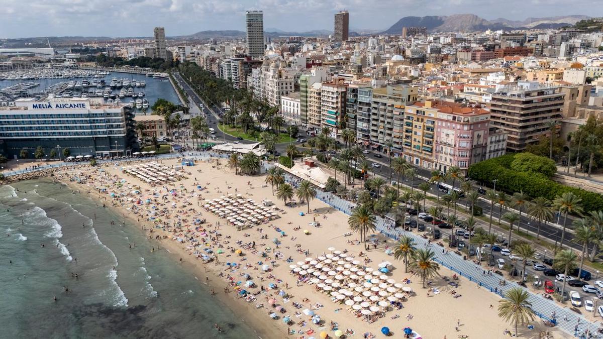 Así ha sido el primer fin de semana del otoño en la playa del Postiguet