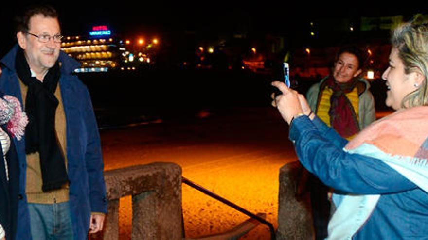 Rajoy haciéndose un selfie con una mujer, anoche, en el paseo de Silgar. // Rafa Vázquez