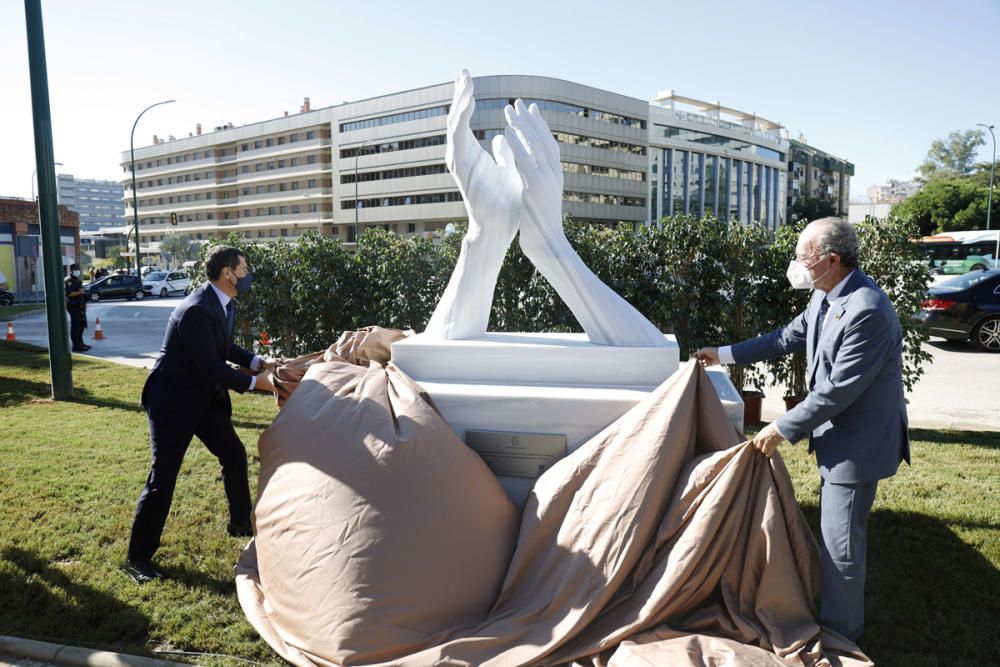 Inauguración de la escultura de homenaje a los sanitarios en Málaga