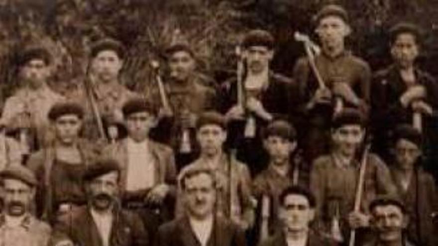 Un grupo de mineros de la explotación riosana, con sus lámparas, en el año 1925 .