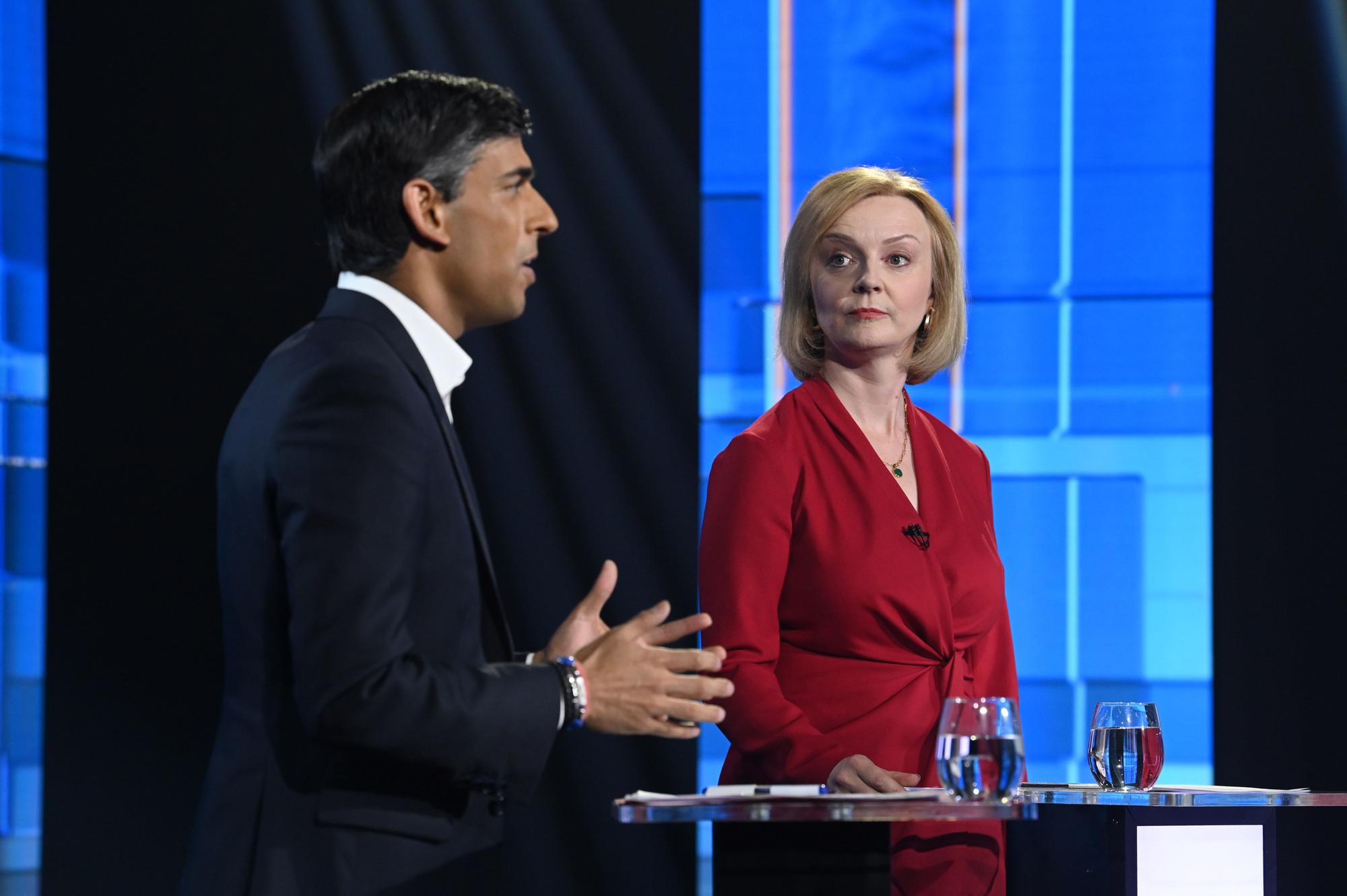 Rishi Sunak (I) y Liz Truss (D), durante el debate de candidatos del Partido Conservador celebrado el 17 de julio.