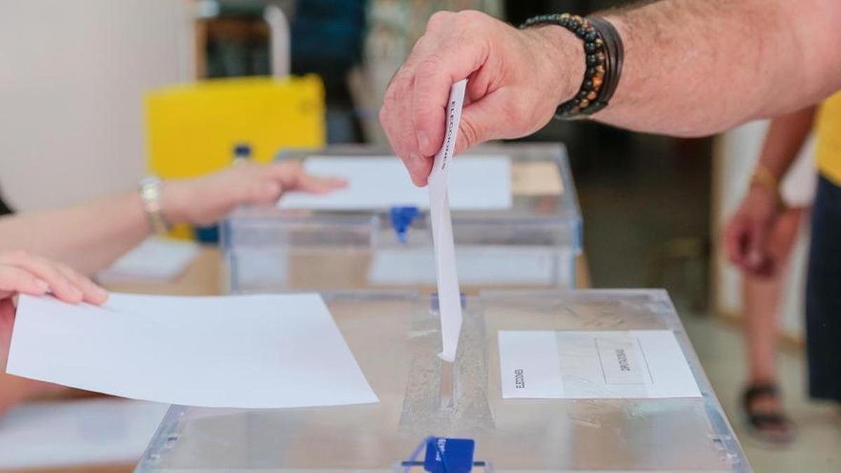 Un hombre vota en las últimas elecciones.