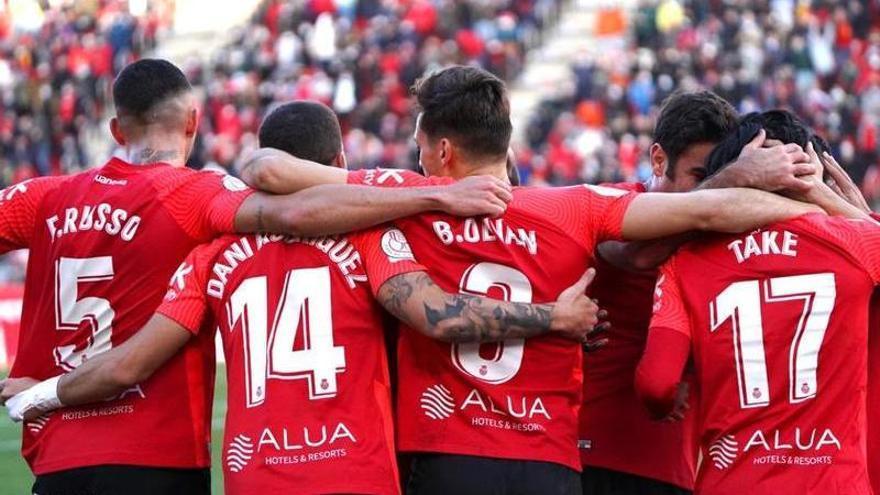 Los jugadores del Mallorca celebran el gol de Kubo ante el Espanyol.