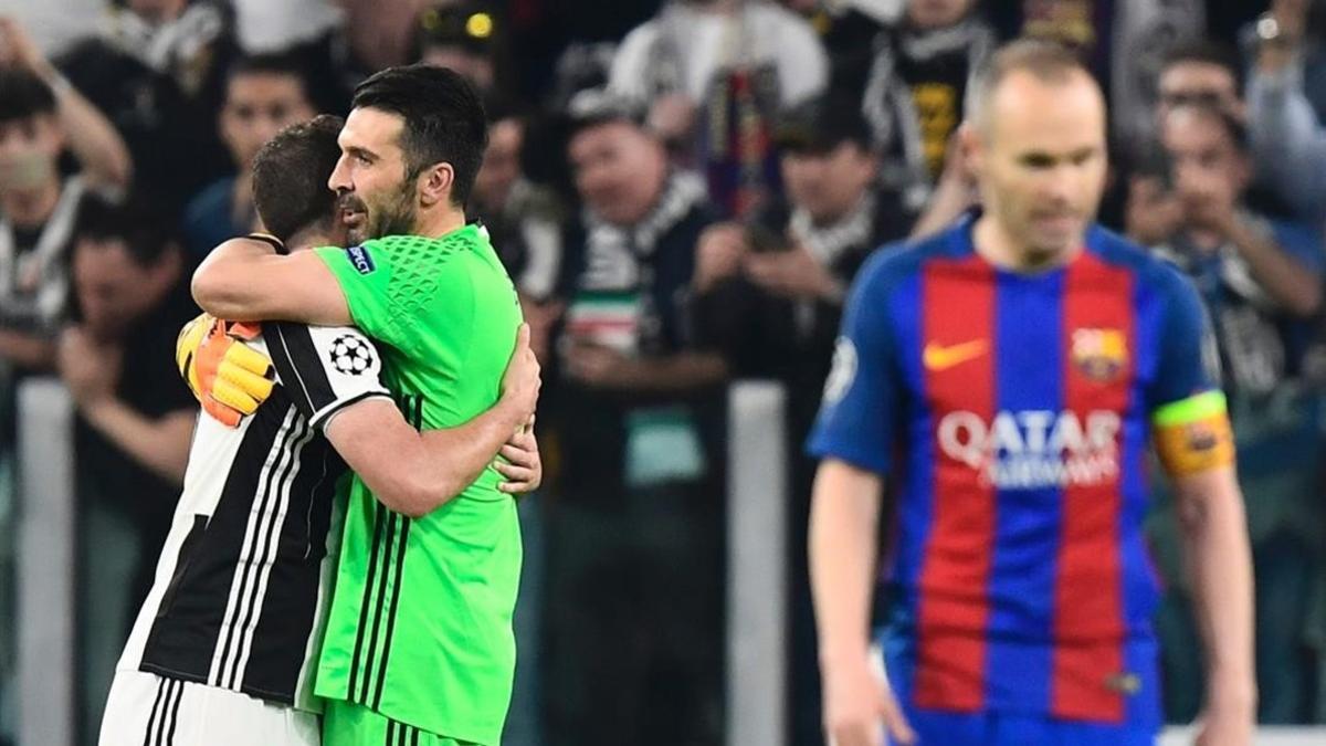 Higuaín y Buffon se abrazan tras la victoria del martes ante un decepcionado Iniesta.