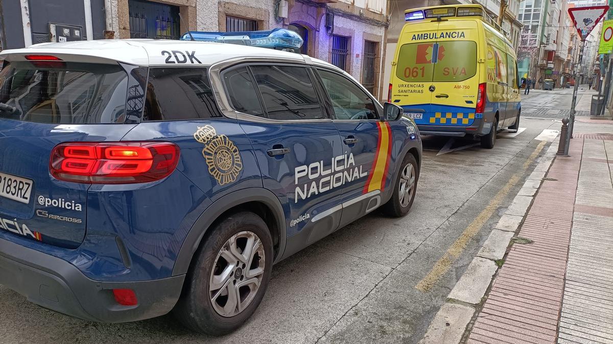 La ambulancia del 061 y un coche de la Policía Nacional, en el lugar de los hechos en la calle del Orzán.